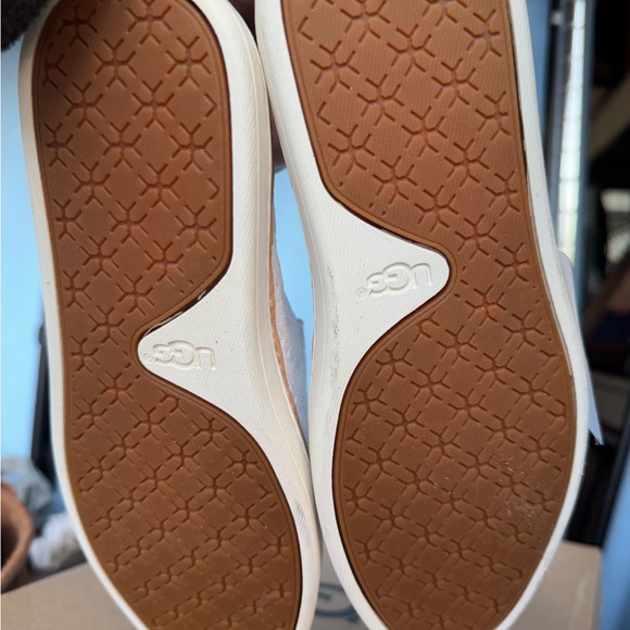 Ugg - Picture 6 of 6